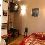 Апартаменти Charming Quiet Coltea Old Town In The Centre Of