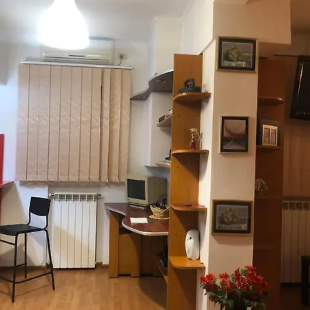 Апартаменти Charming Quiet Coltea Old Town In The Centre Of
